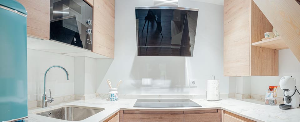 Kitchen or kitchenette, dishwasher, stove