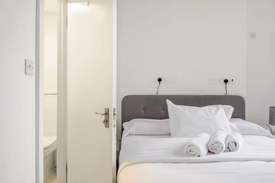 Bed, towels