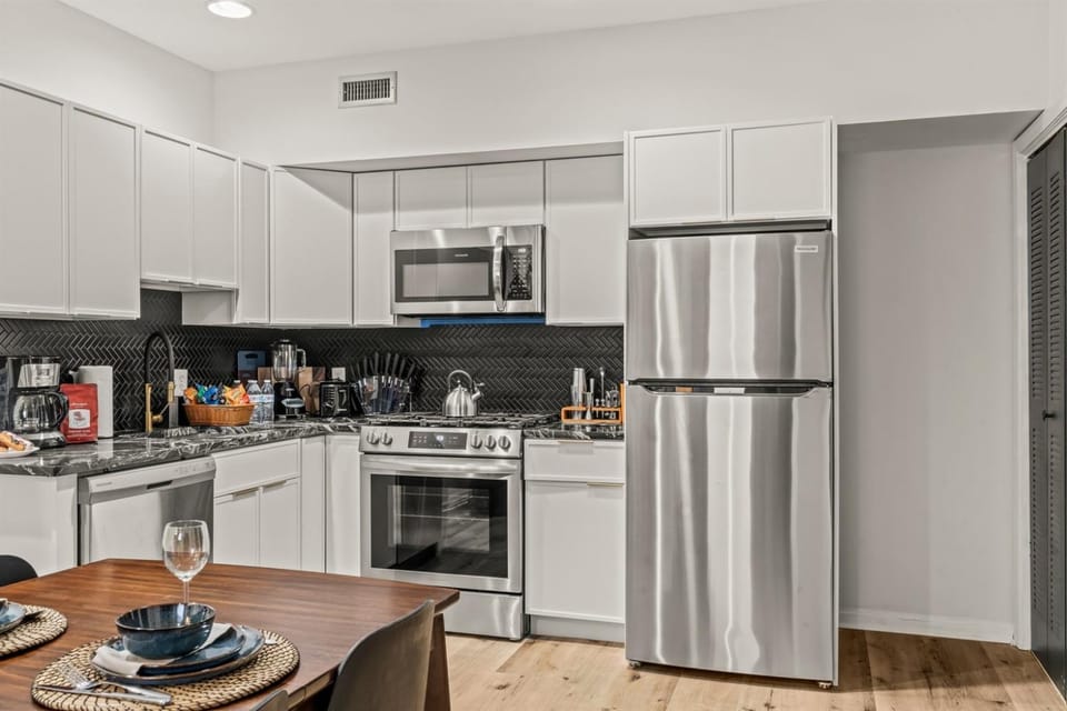Old City Parking Close 2 Sites Mins to Stadiums Apartment in Philadelphia