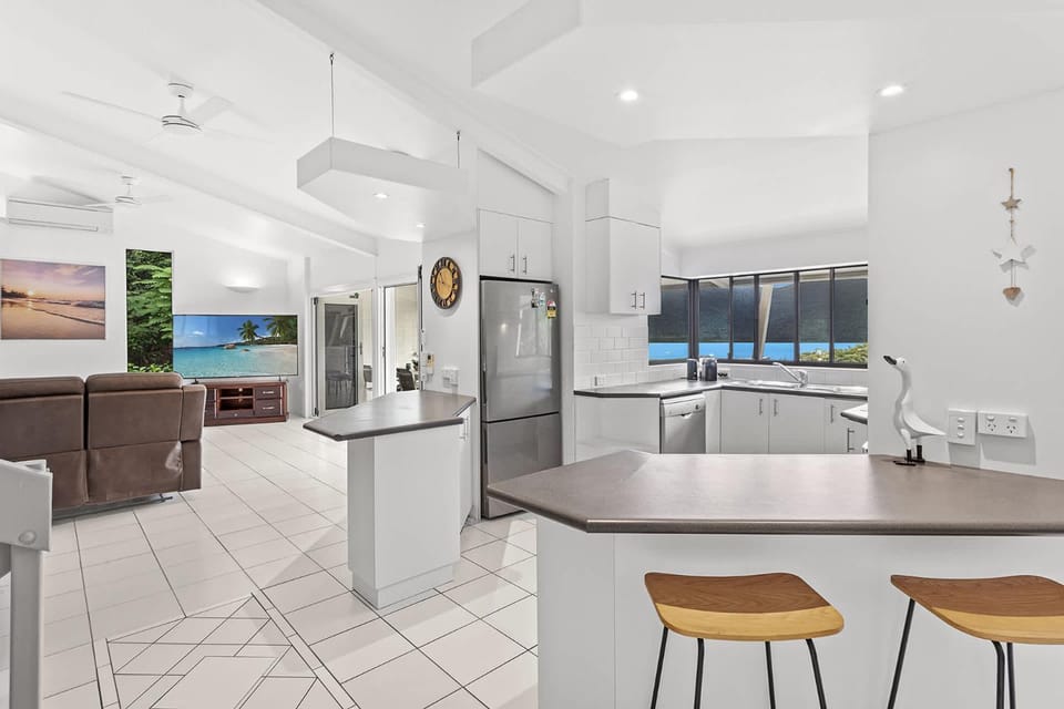 Shutehaven Escape Home with Pool with Ocean Views House in Whitsundays