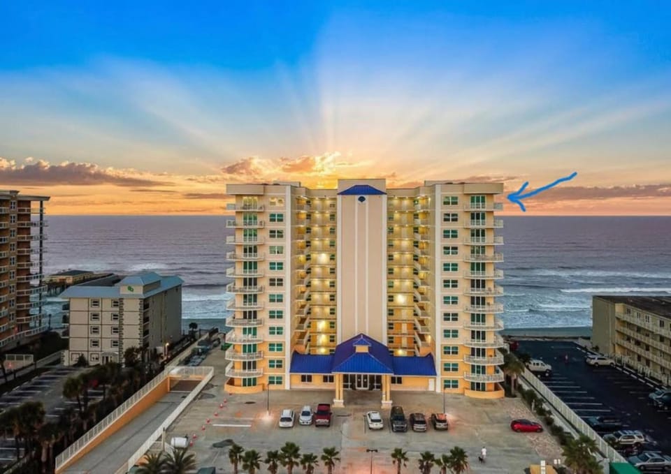Beachview Luxury Sunrise Sunset Views Apartment in Daytona Beach Shores