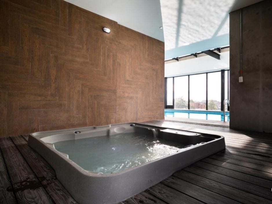 Hot Tub, Swimming pool