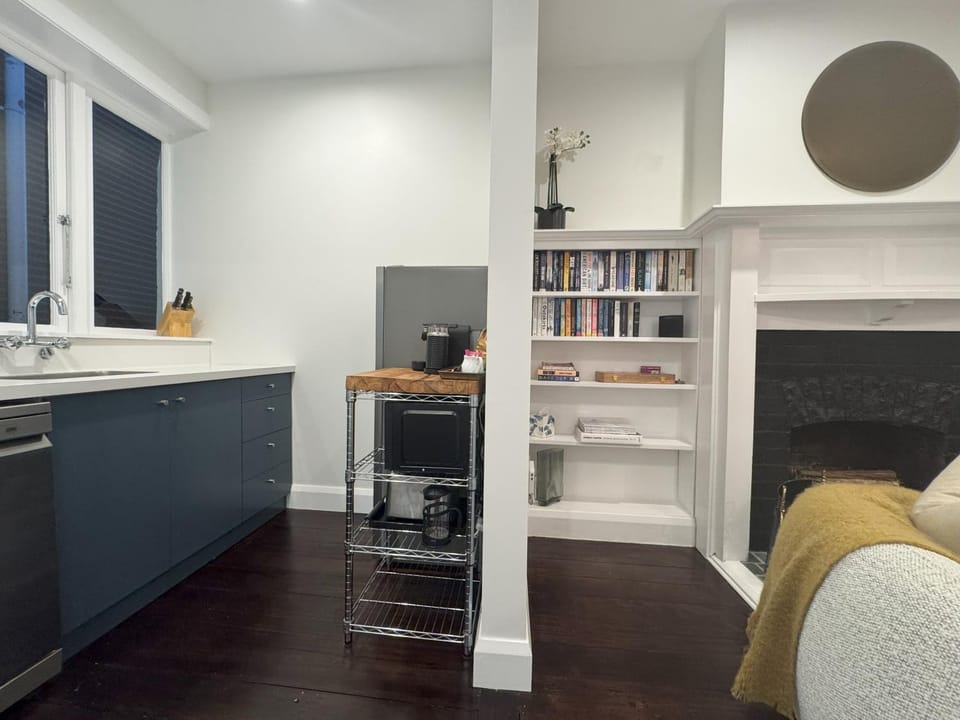 Coffee/tea facilities, Kitchen or kitchenette, microwave, stove, kitchen
