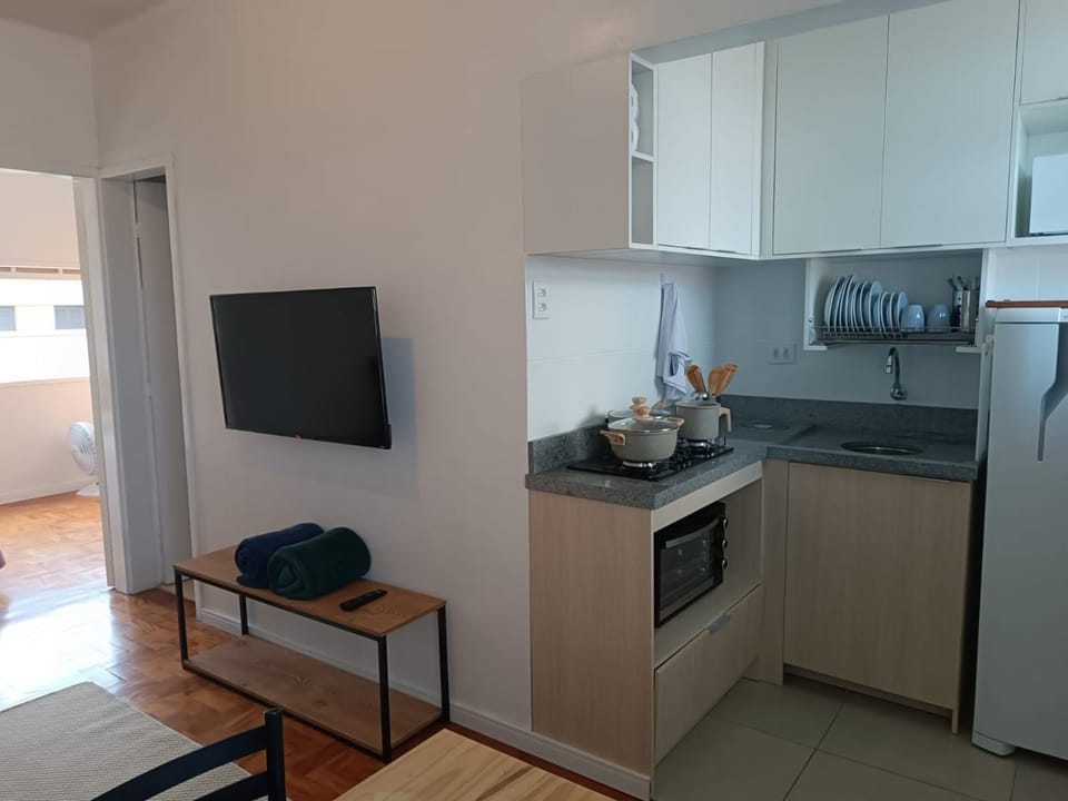TV and multimedia, Kitchen or kitchenette, Dining area, oven, stove