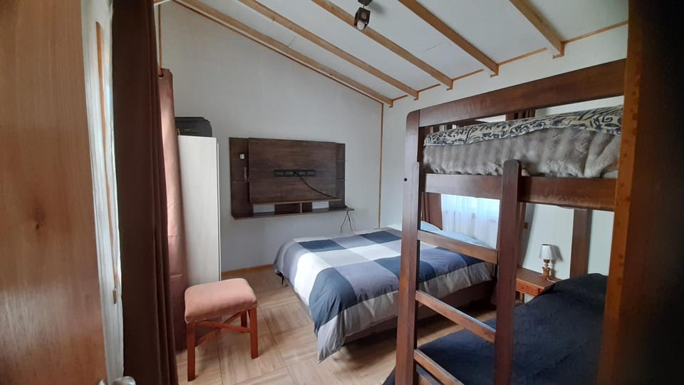 Bedroom, bunk bed