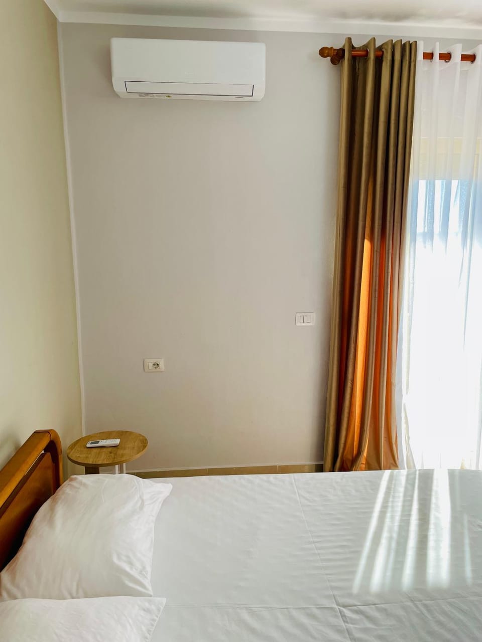 Bed, Photo of the whole room, Bedroom, internet, air conditioner