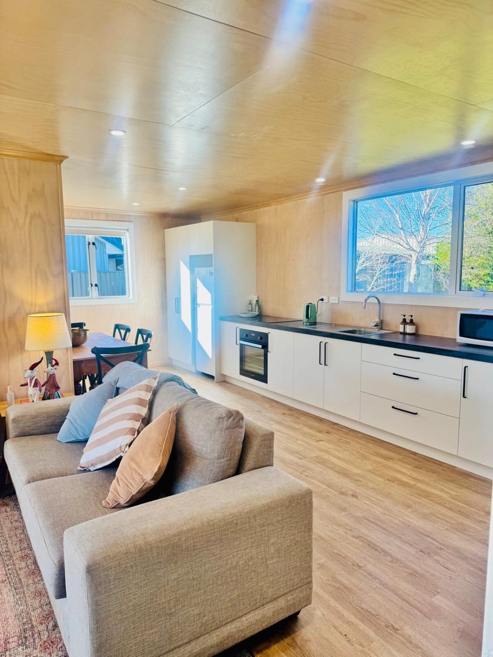 Classic Kiwi bach by the lake House in Te Anau