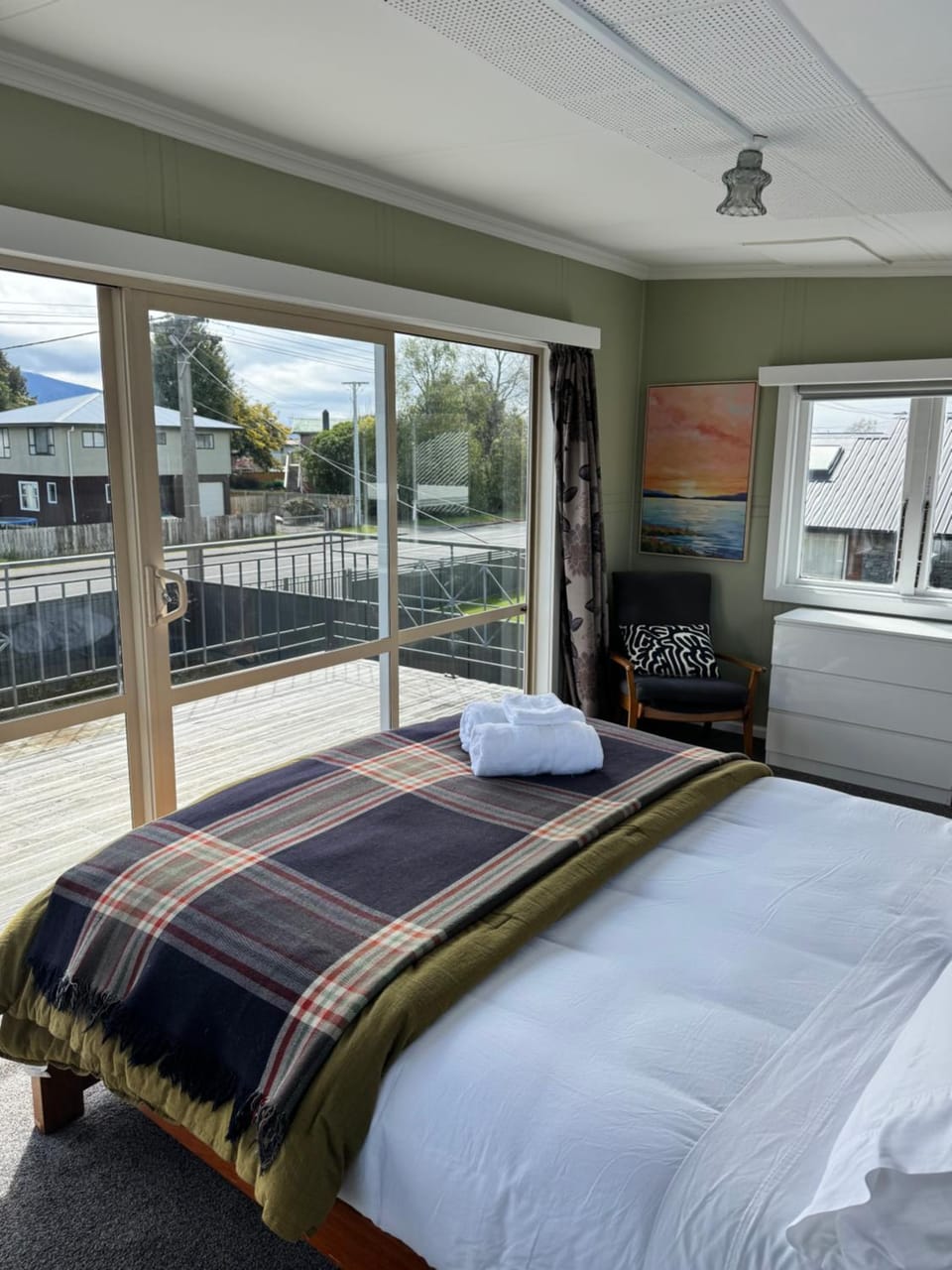 Classic Kiwi bach by the lake House in Te Anau