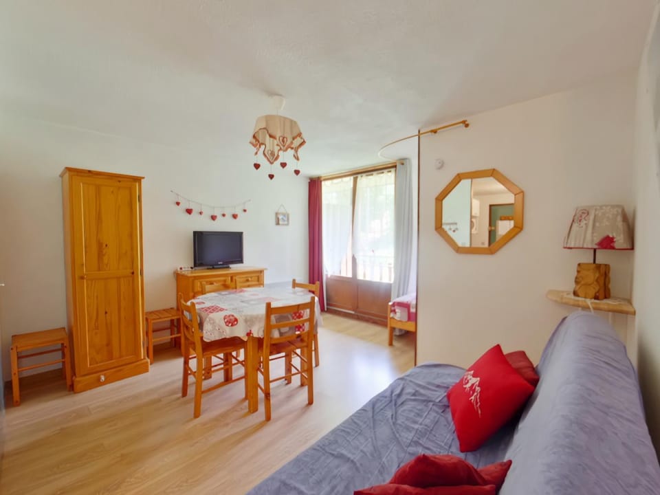 Studio lumineux avec loggia proche village des Rousses - FR-1-834-4 Apartment in Jura