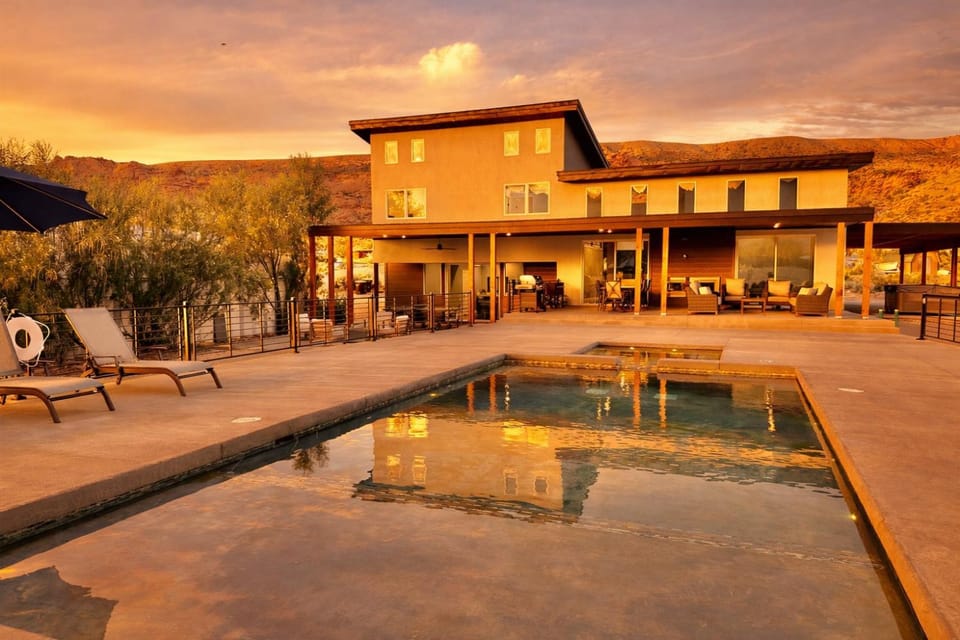 Exclusive Retreats Desert Panorama with Private Pool, Hot Tub, Bocce Court House in Spanish Valley