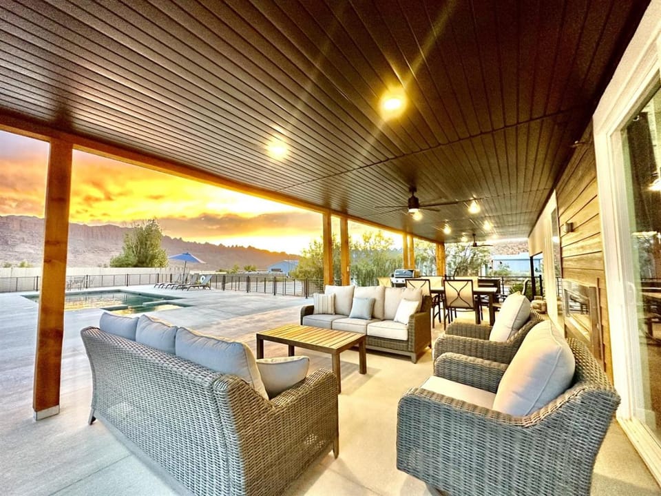 Exclusive Retreats Desert Panorama with Private Pool, Hot Tub, Bocce Court House in Spanish Valley