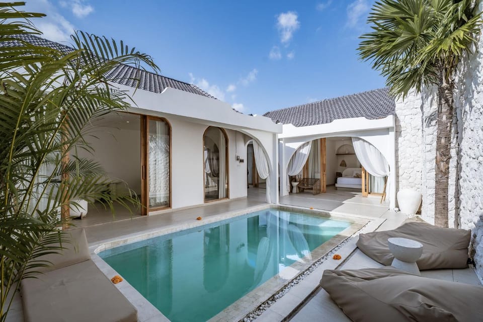 Property building, Patio, Pool view, Swimming pool, sunbed