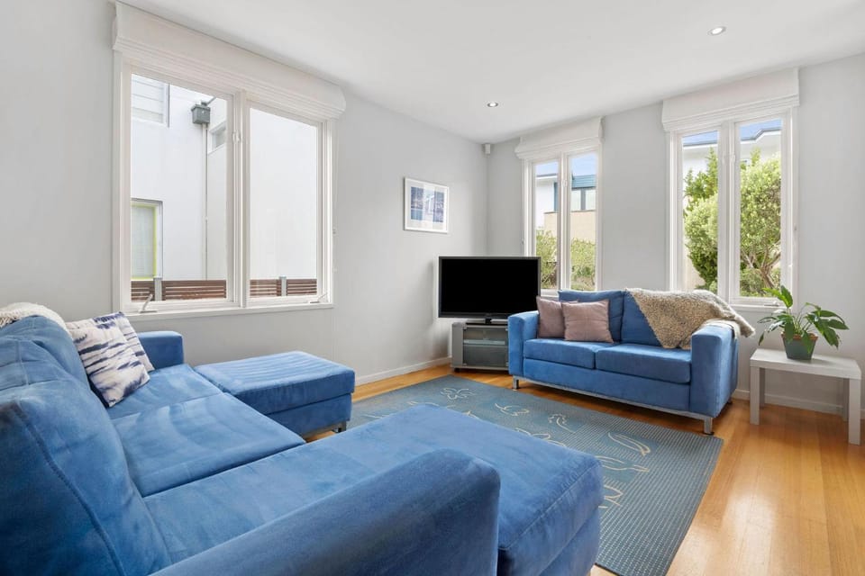 Koonya Courtyard Apartment in Melbourne Road