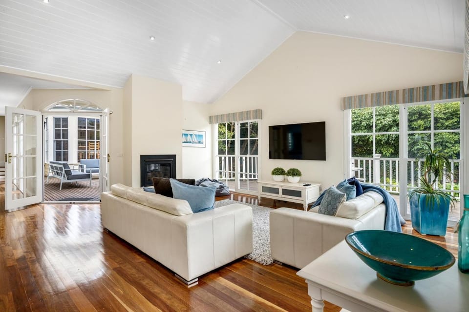 Monterey Escape - 200m to Sorrento bay beach House in Melbourne Road