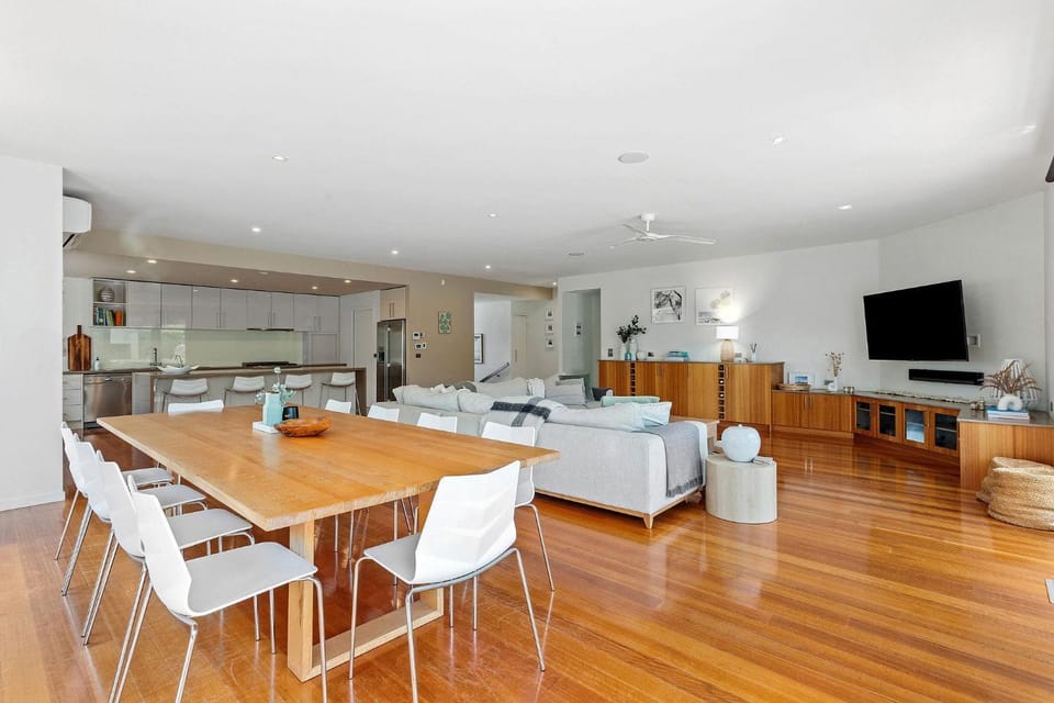 Resort-style living close to front beach and shops House in Melbourne