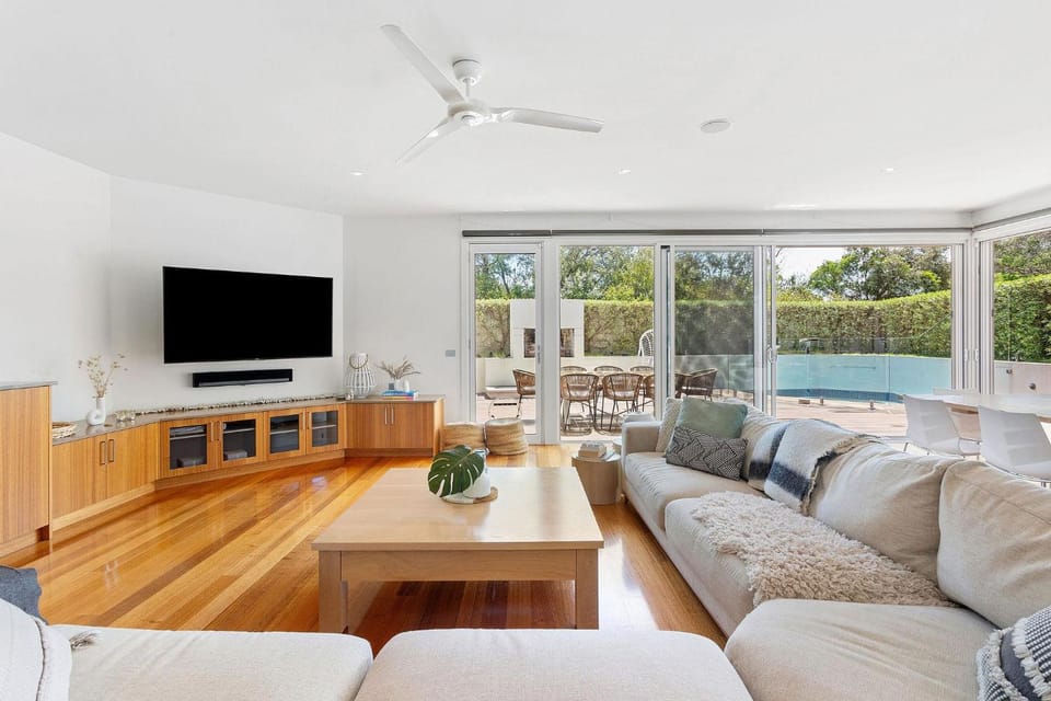 Resort-style living close to front beach and shops House in Melbourne