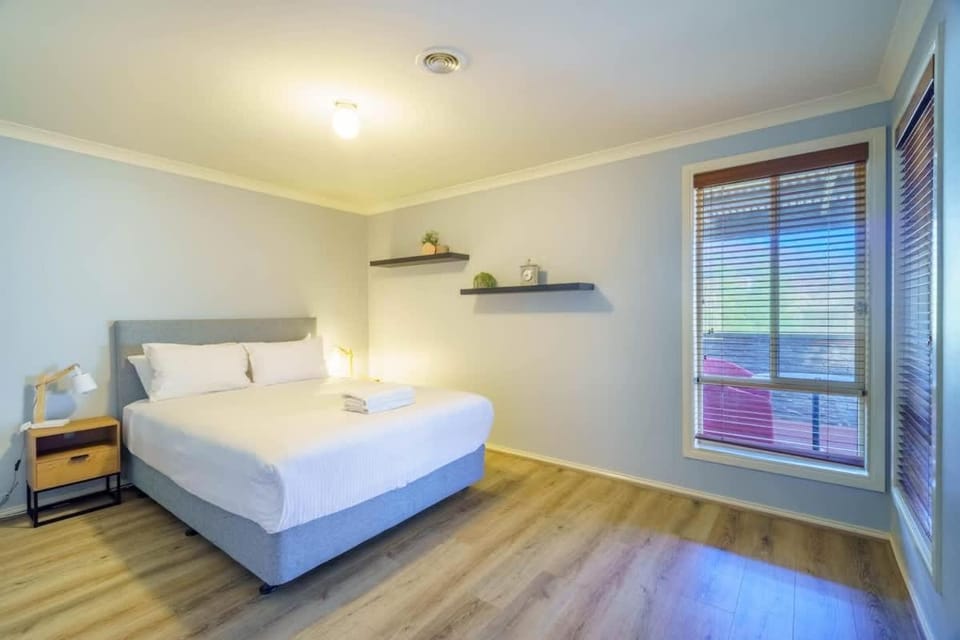 Modern 4BR Family Home in Tarneit Spacious Retreat House in Melbourne