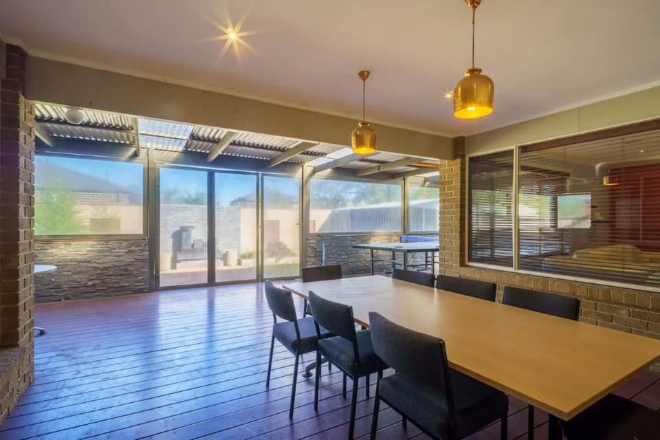 Modern 4BR Family Home in Tarneit Spacious Retreat House in Melbourne