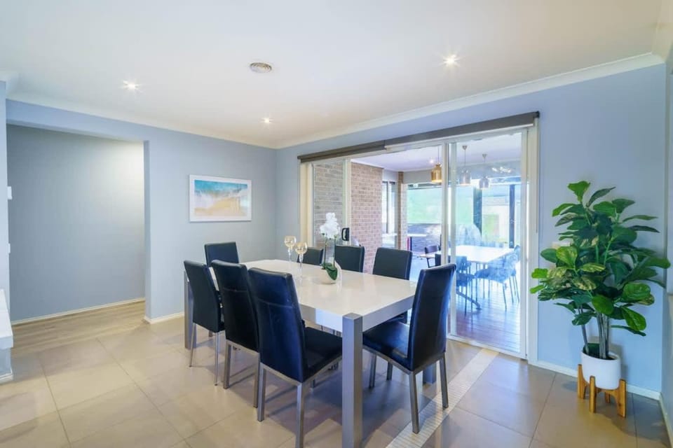 Modern 4BR Family Home in Tarneit Spacious Retreat House in Melbourne