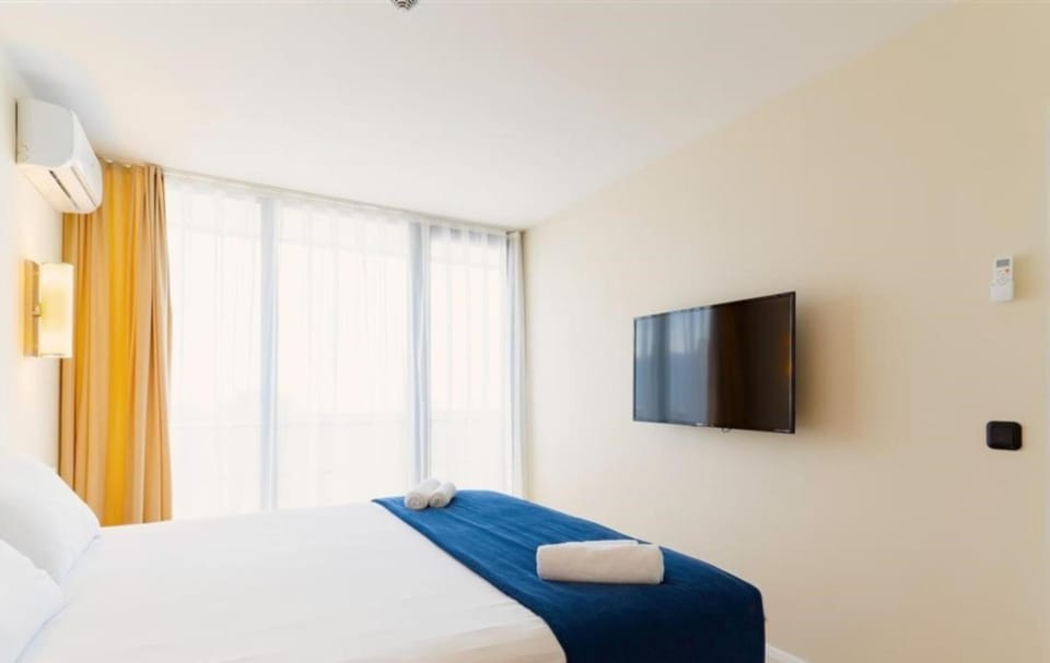 Communal lounge/ TV room, Bed, TV and multimedia, Photo of the whole room, Evening entertainment, Bedroom