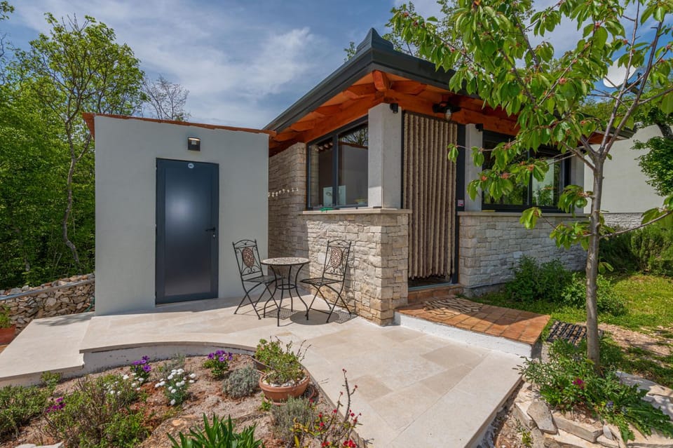 Property building, Patio, Day, Garden, Garden view