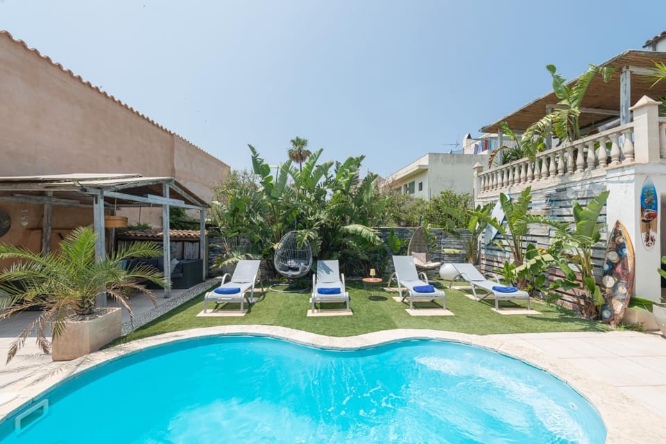 Swimming pool, sunbed