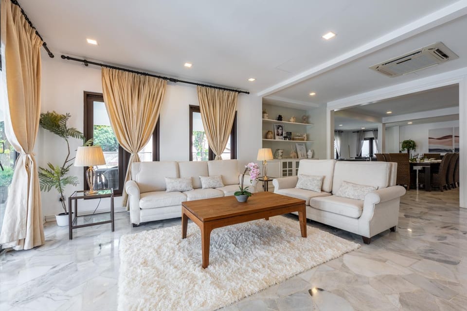 Maison Blanc TTDI, 16-22pax, Swimming Pool, One Utama House in Petaling Jaya