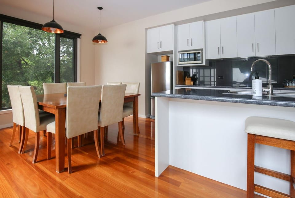 Coffee/tea facilities, Kitchen or kitchenette, Dining area, dishwasher, heating, microwave, oven, stove, toaster, air conditioner