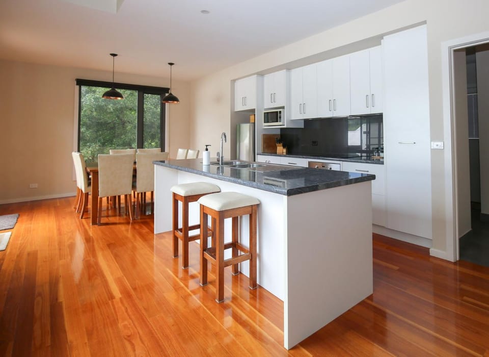 Coffee/tea facilities, Kitchen or kitchenette, Dining area, dishwasher, microwave, oven, stove, toaster