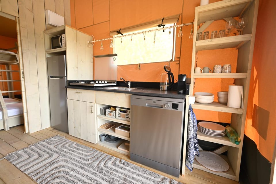 Coffee/tea facilities, Kitchen or kitchenette, dishwasher, stove