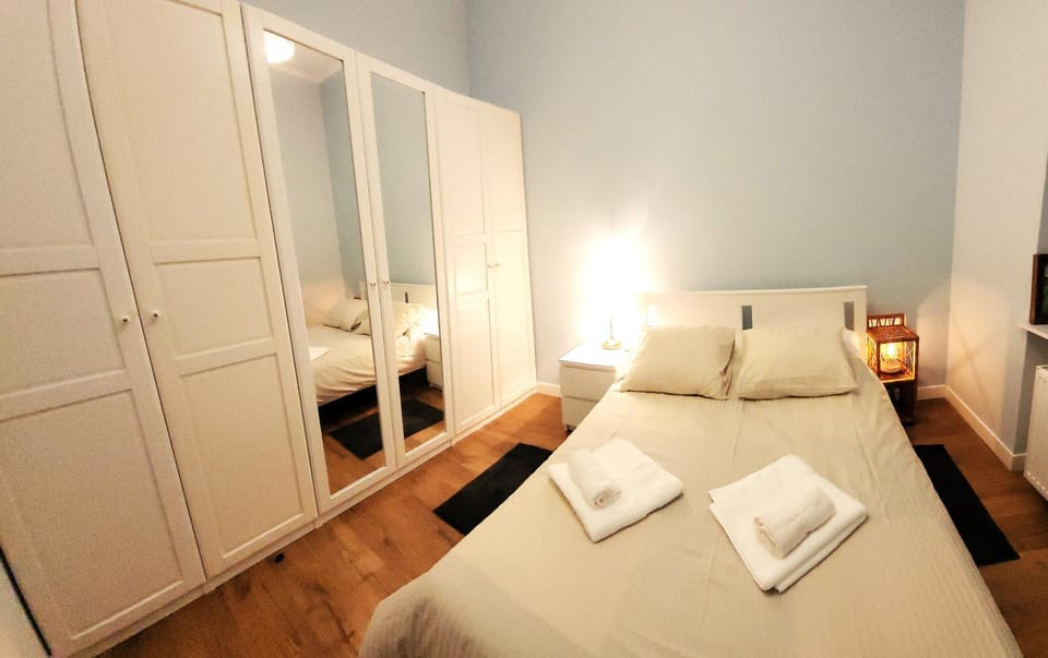 Bed, Living room, Photo of the whole room, Seating area, Bedroom, towels, wardrobe