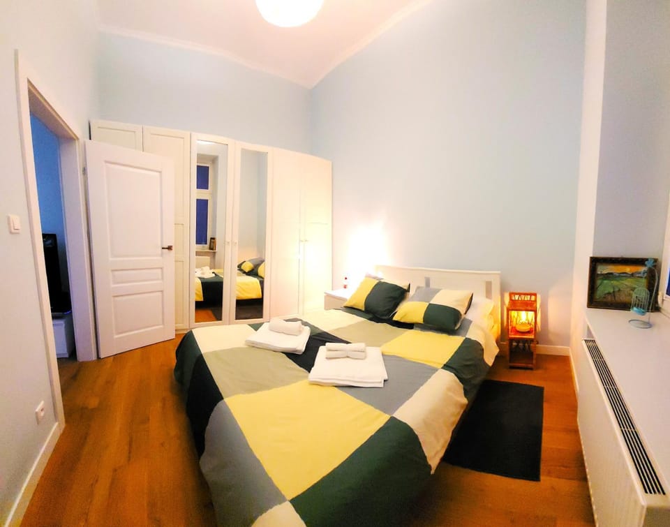 Bed, TV and multimedia, Living room, Photo of the whole room, Seating area, Bedroom