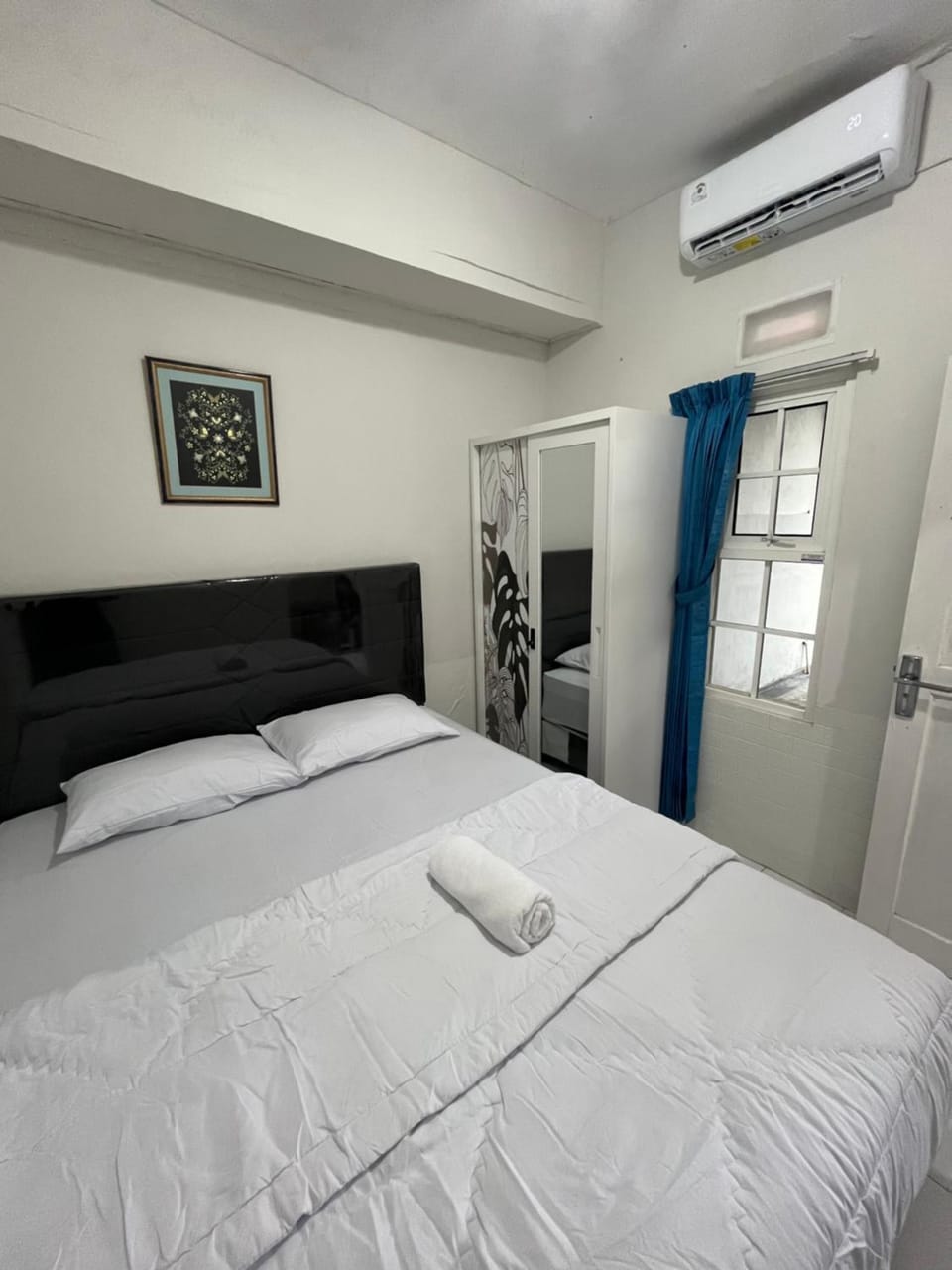 Bed, Bedroom, towels, wardrobe, air conditioner