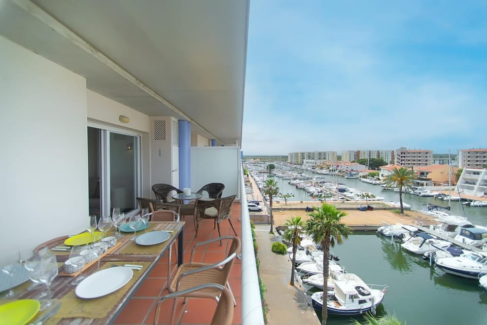 View (from property/room), Balcony/Terrace, Dining area, City view, River view