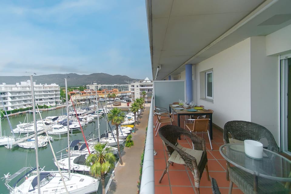 View (from property/room), Balcony/Terrace, Dining area, City view, River view
