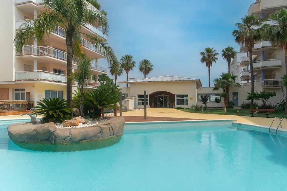 Property building, Swimming pool, sunbed
