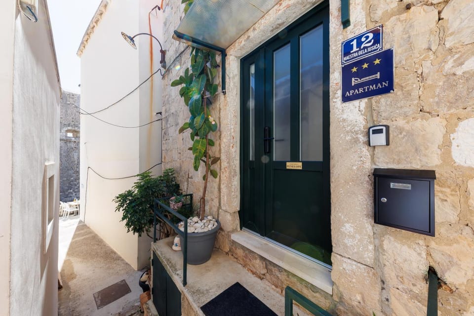 Penelope, rustic apartment next to the City Walls Apartment in Dubrovnik