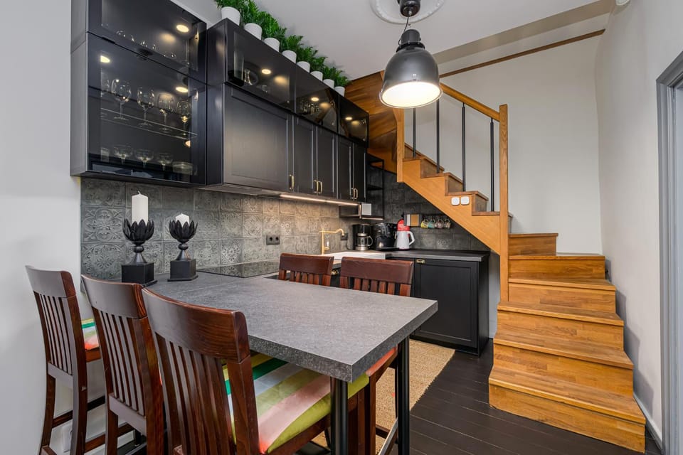Kitchen or kitchenette, Dining area