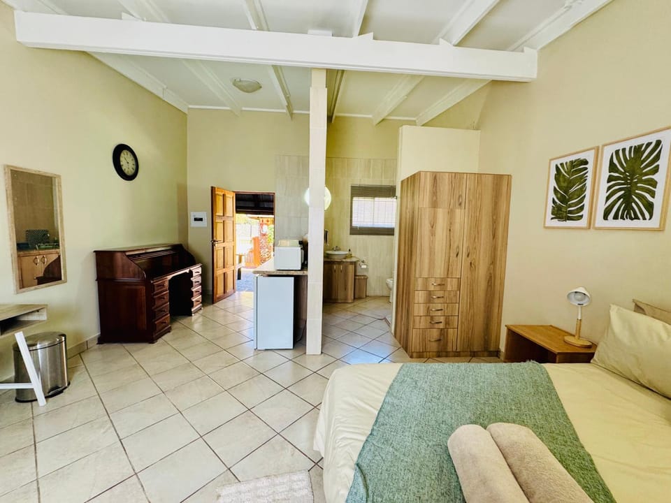 Bed, Kitchen or kitchenette, Bedroom, minibar
