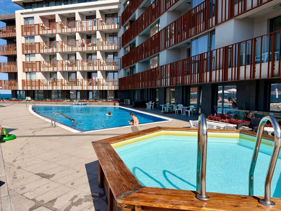 Property building, Day, Pool view, Swimming pool, sunbed