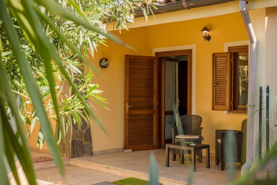 Property building, Patio, Day, Garden, View (from property/room), Balcony/Terrace, Dining area, Garden view