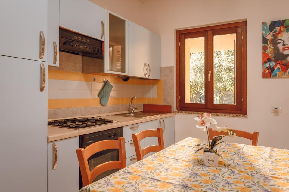 Kitchen or kitchenette, Dining area, minibar, pet friendly, stove