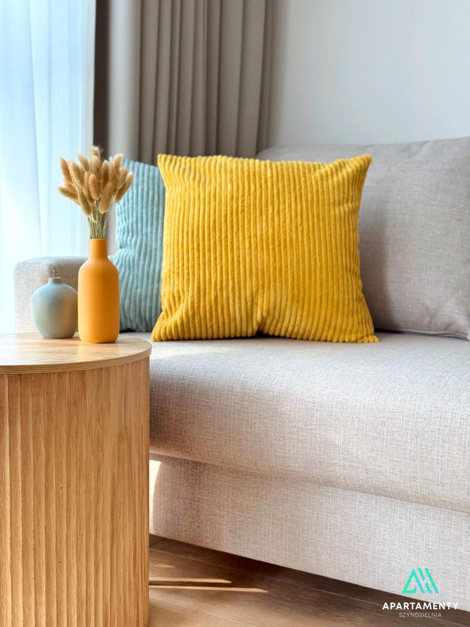 Bed, Living room, Photo of the whole room, Decorative detail, Seating area, Bedroom