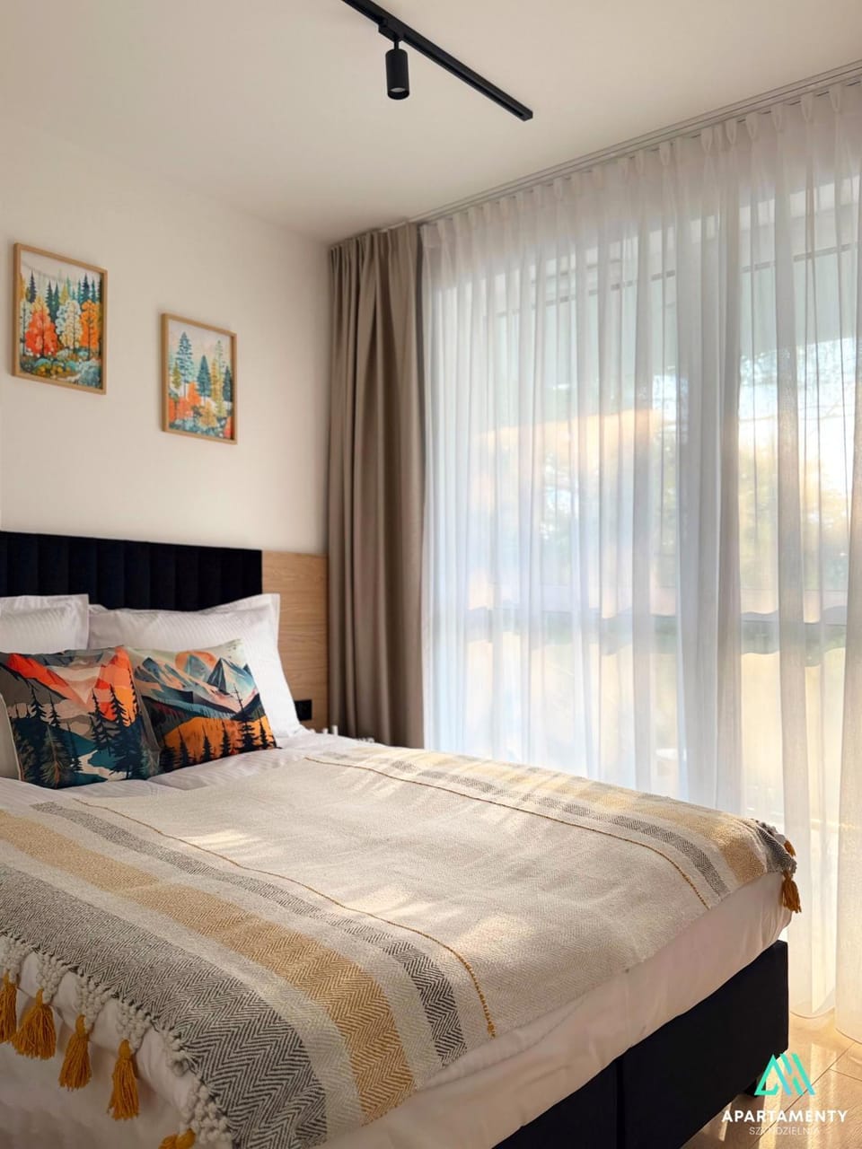 Bed, TV and multimedia, View (from property/room), Photo of the whole room, Decorative detail, Seating area, Bedroom, Mountain view, internet