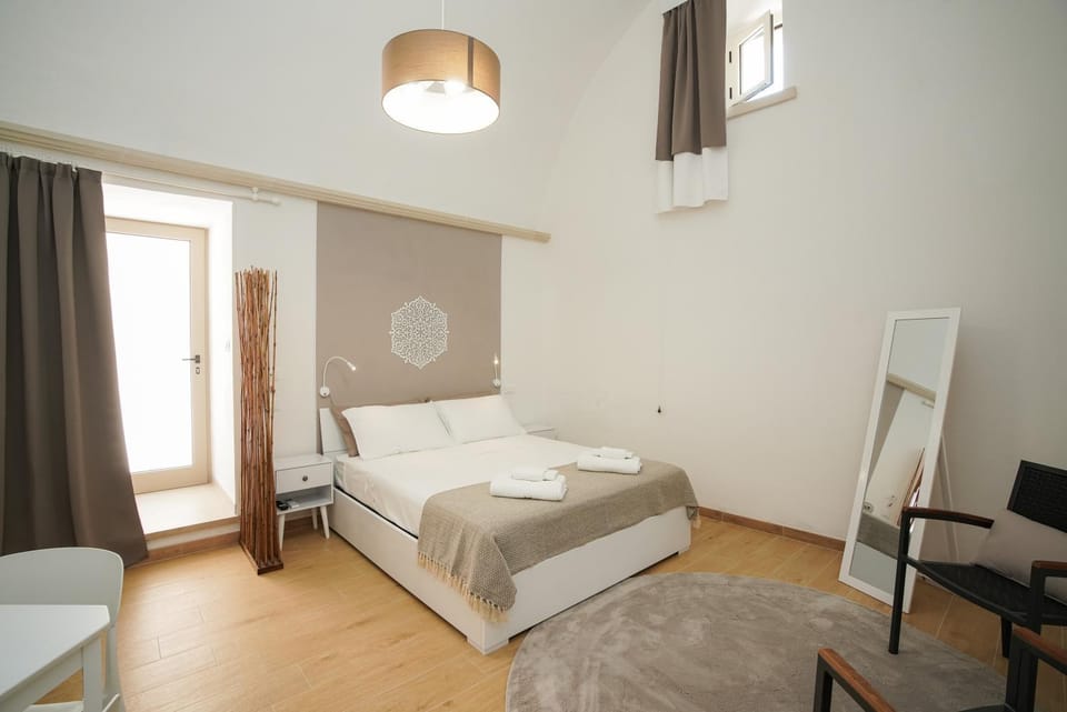 Bed, TV and multimedia, Living room, Seating area, Bedroom, towels