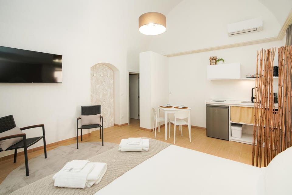 Bed, TV and multimedia, Kitchen or kitchenette, Photo of the whole room, Bedroom, towels, air conditioner