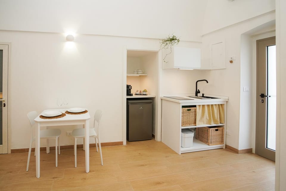 Coffee/tea facilities, Kitchen or kitchenette, Dining area, stove