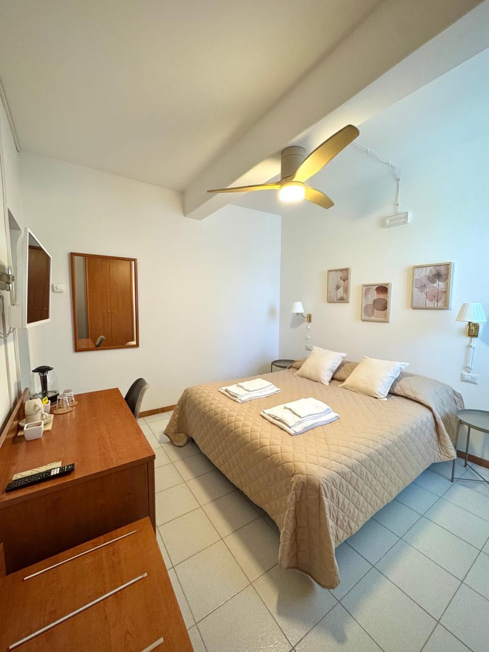 Bed, TV and multimedia, Bedroom