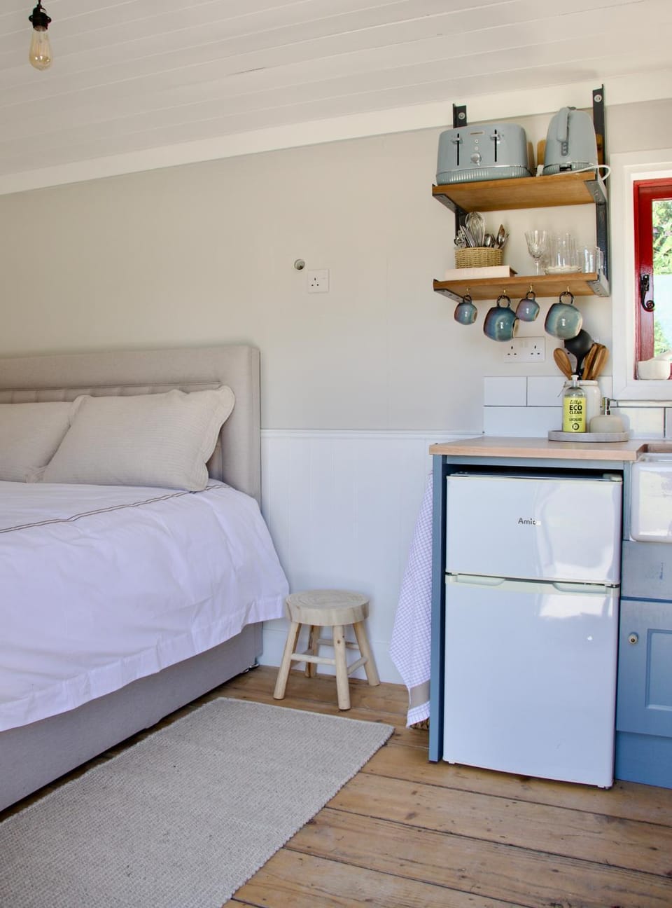 Bed, Kitchen or kitchenette, Bedroom