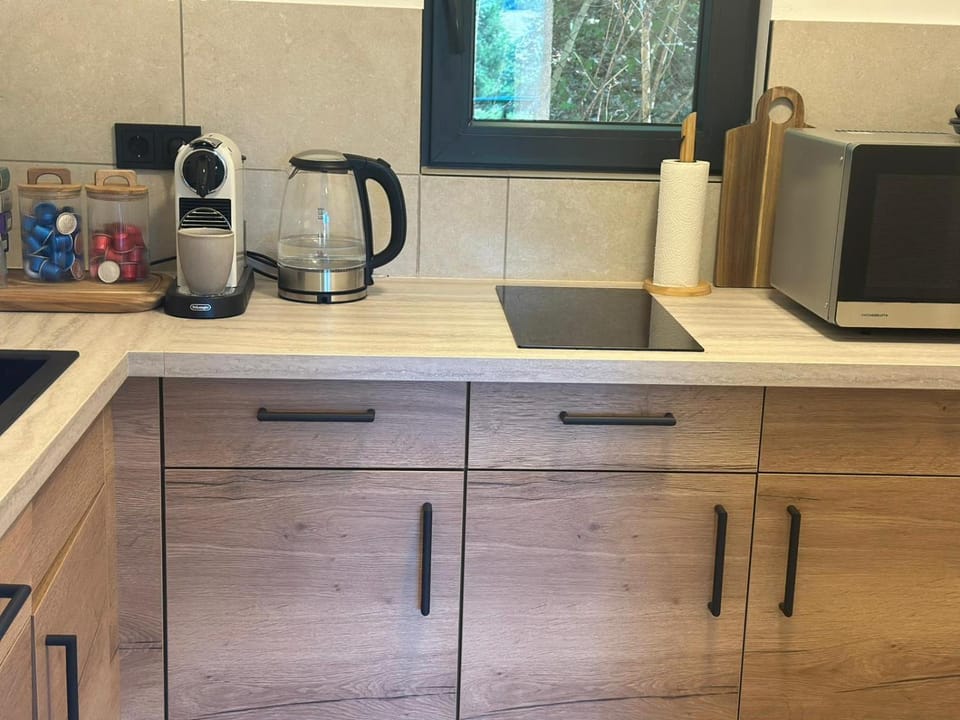 Coffee/tea facilities, Kitchen or kitchenette, stove